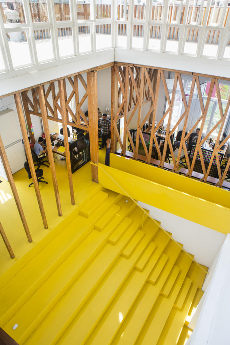 秘魯優秀廣告公司辦公室空間設計，很黃很創意