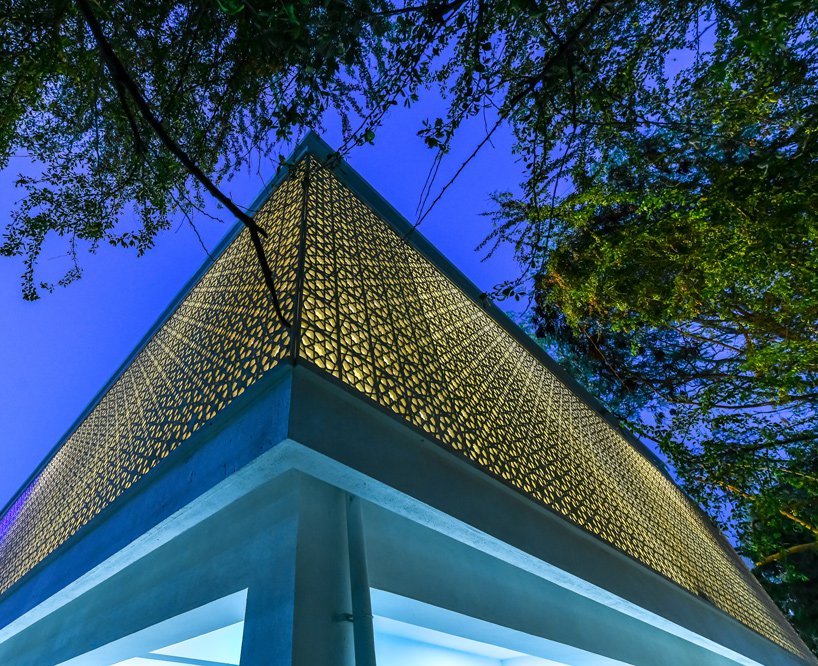 传统伊斯兰图案裹包的清真寺空间设计