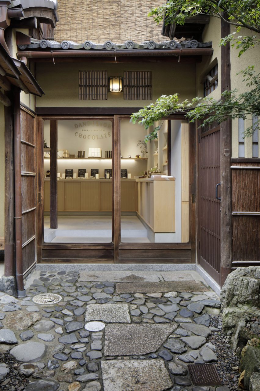 日本百年建筑咖啡馆设计，商店空间设计，采用精心挑选天然材料