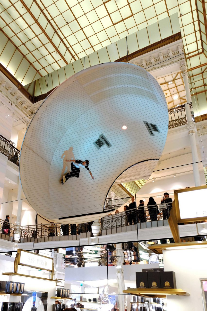在巴黎购物中心空间设计找那个插入镜面滑冰坡道