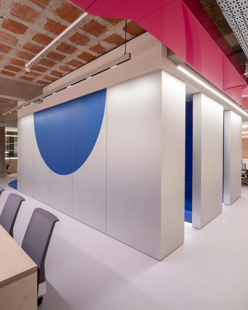 豪華百貨公司開放式辦公室空間設計，功能主導空間設計