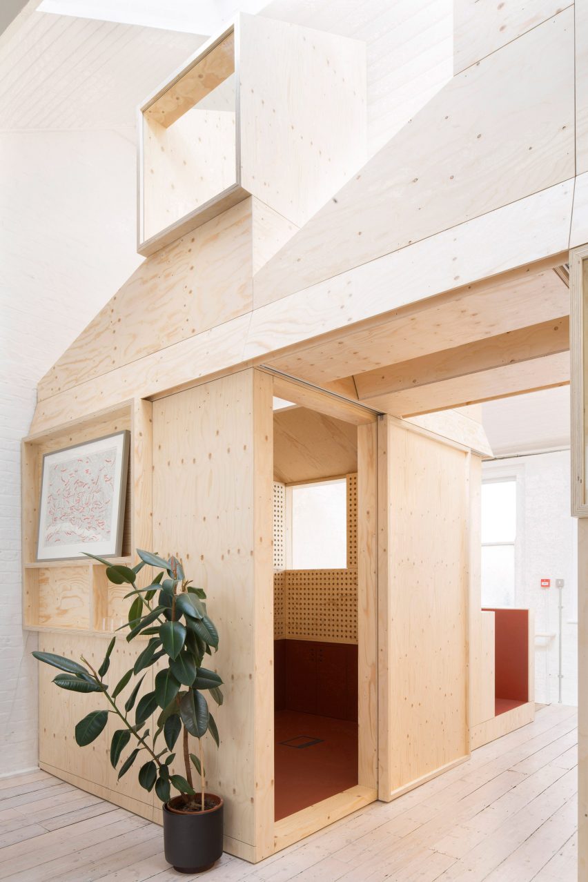 温暖的木制好奇阁楼办公空间设计，创意十足