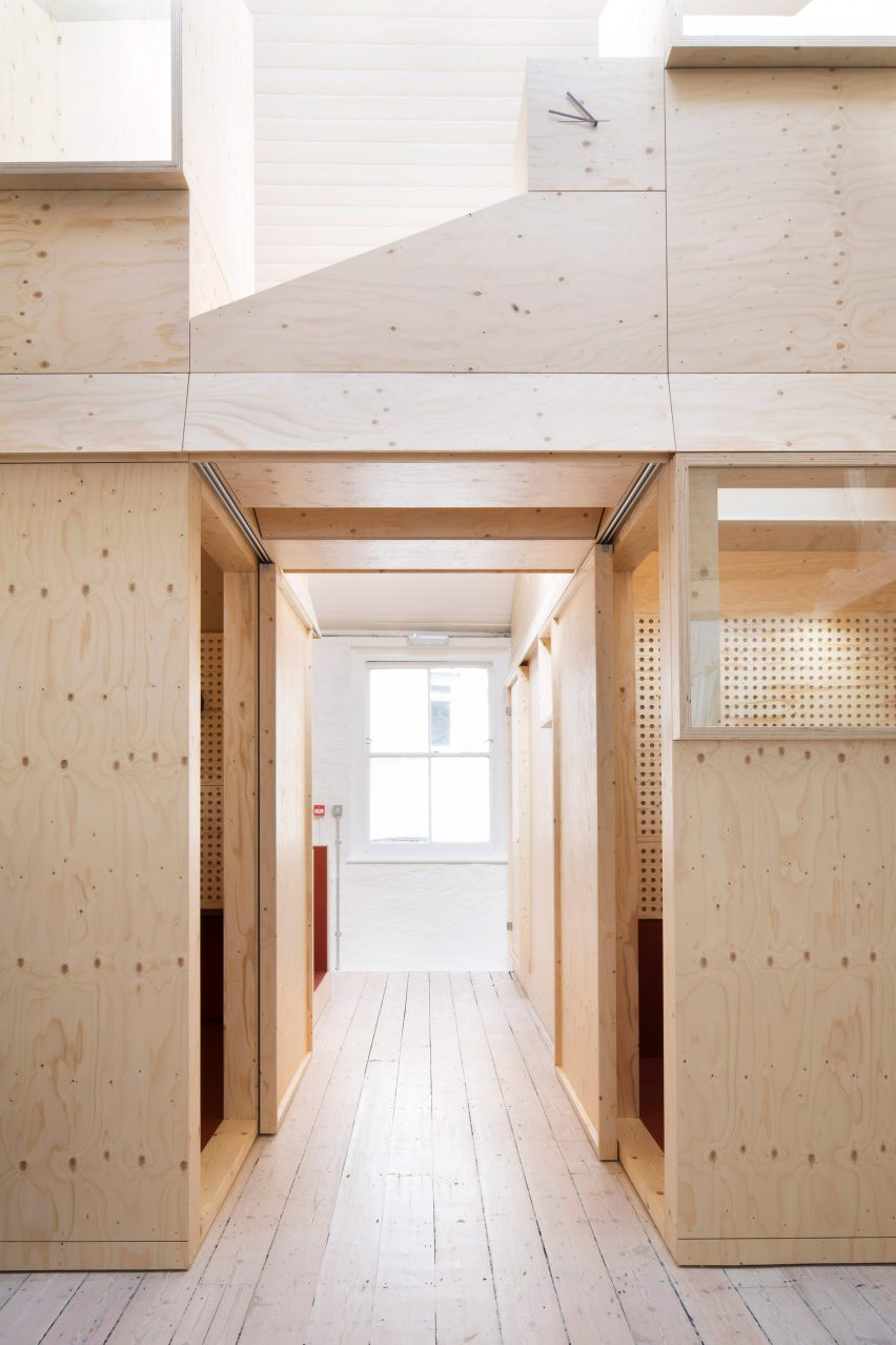 温暖的木制好奇阁楼办公空间设计，创意十足