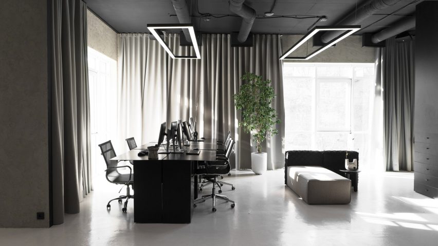 Yakusha设计公司深色调创意办公室空间设计