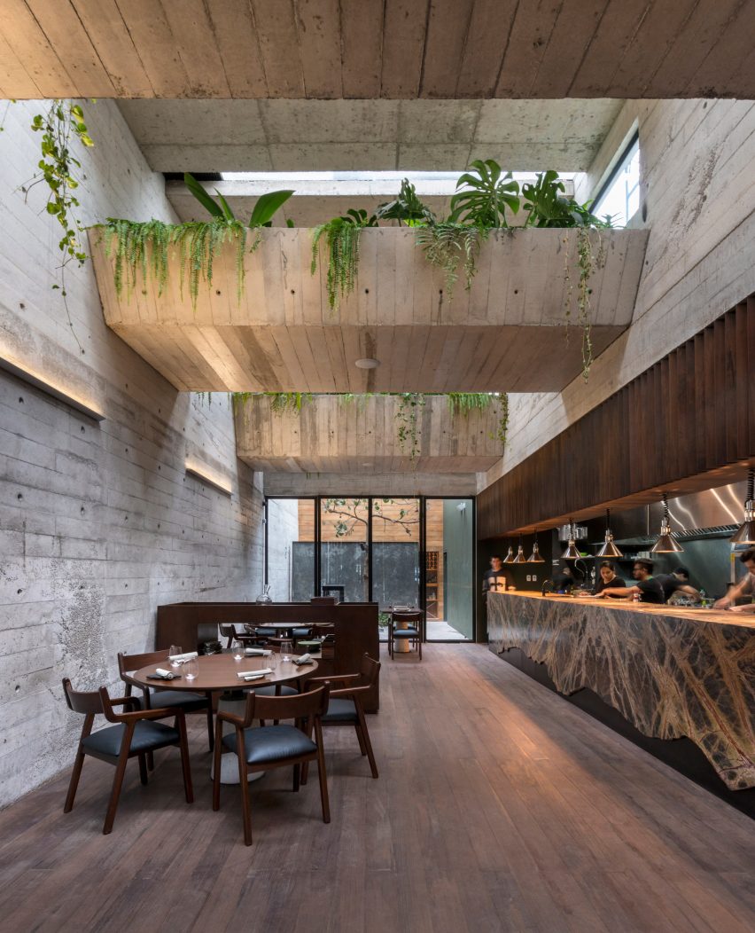 秘鲁Statera餐馆空间设计，绿色植物洒混凝土梁上