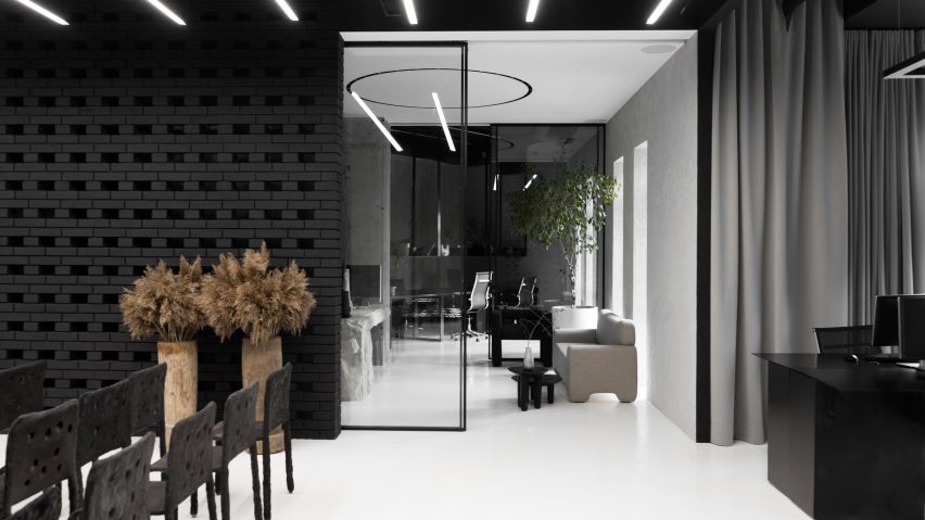 Yakusha设计公司深色调创意办公室空间设计