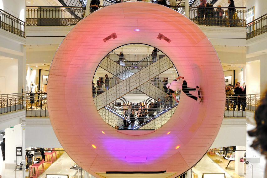 在巴黎购物中心空间设计找那个插入镜面滑冰坡道