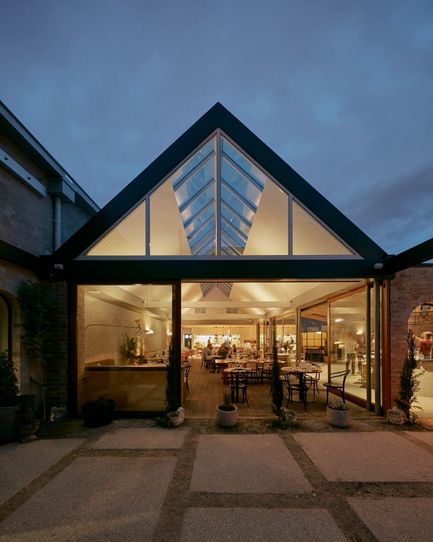 墨尔本私人精品餐厅空间设计，空间凝聚着舒适的美感