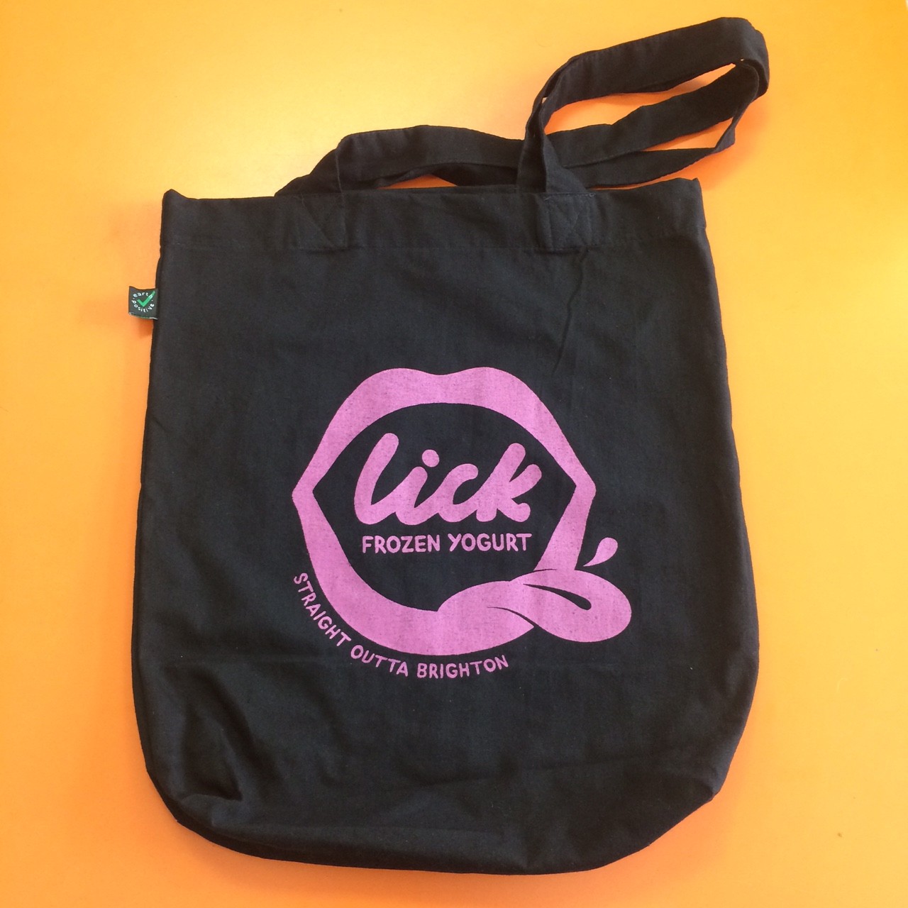 Lick冷冻酸奶品牌logo设计，有趣并引人注目