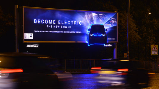 纯电动汽车启发性广告设计，黑暗中的广告牌照亮了宝马