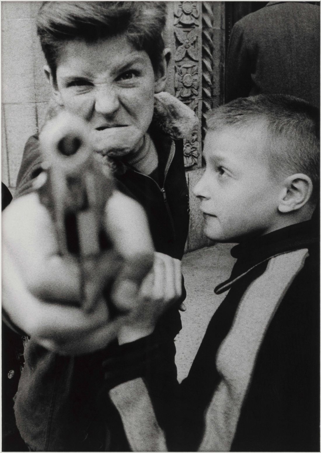William Klein: Gun 1, New York, 1955 © William Klein, William Klein, Haus der Photographie / Sammlung F.C: Gundlach, Hamburg