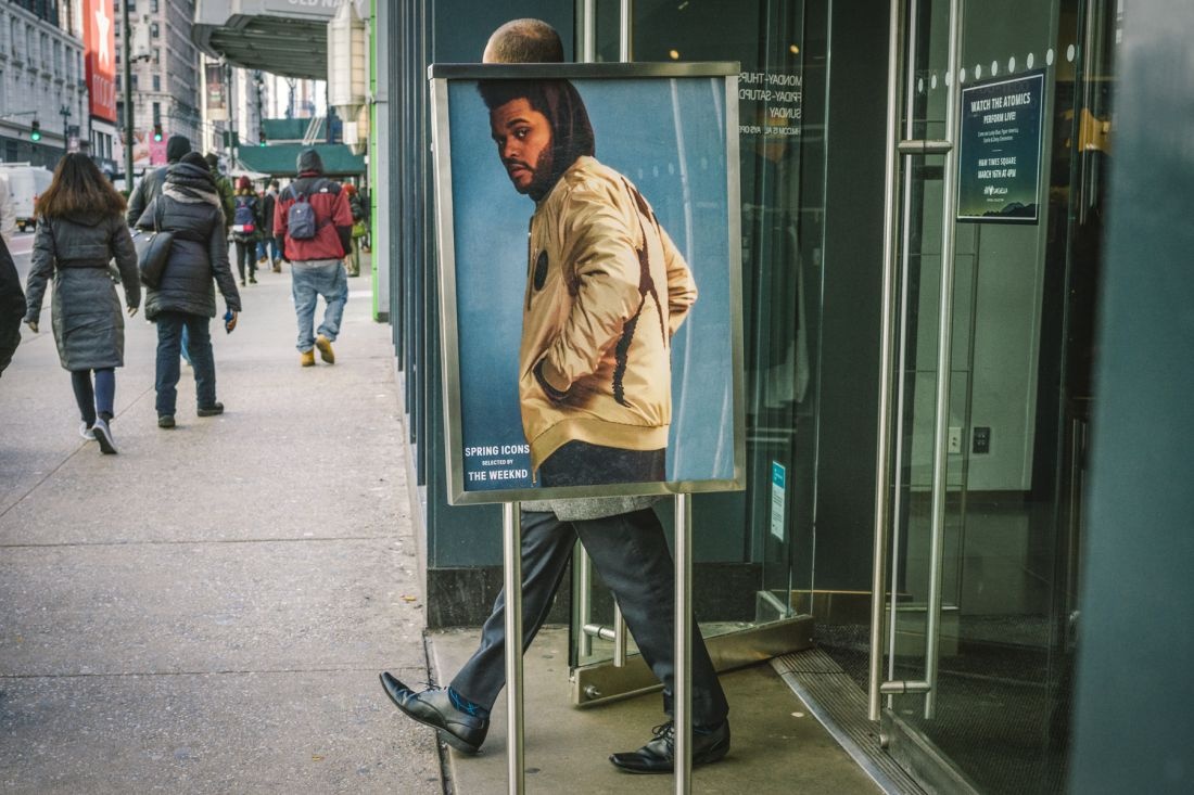 喬納森·希格比拍攝的照片為紐約的街頭生活帶來了新曙光
