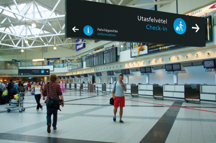 布达佩斯机场2号航站楼指示系统设计 © Auth Design,机场导视设计，机场标识，航站楼导视，航站楼标牌，EGD