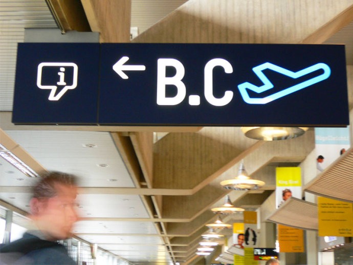 科隆波恩机场导示系统设计，航站楼标识,机场标识设计