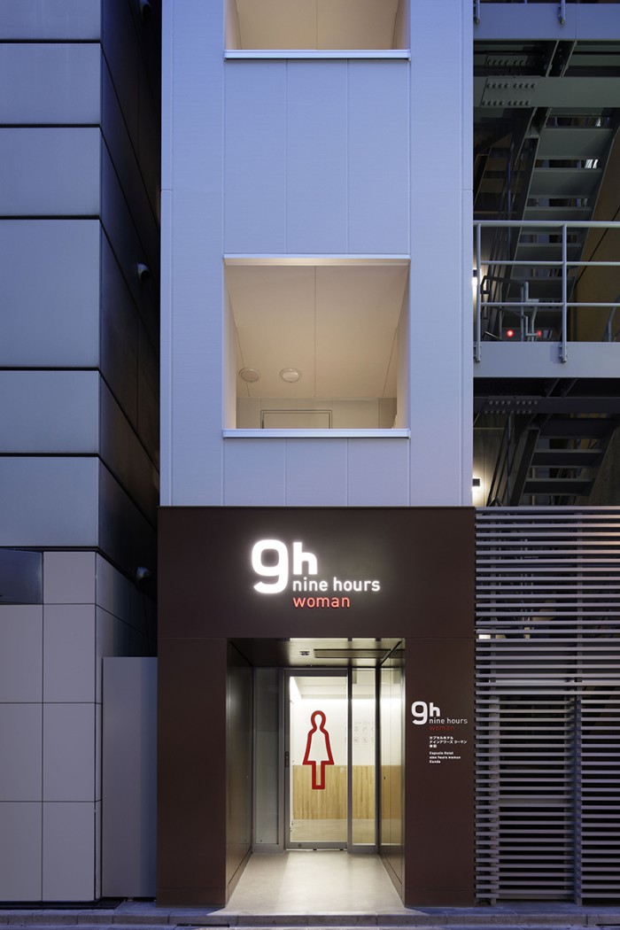 神田9小时女性专属胶囊旅馆标识系统设计©Hiromura Design Office